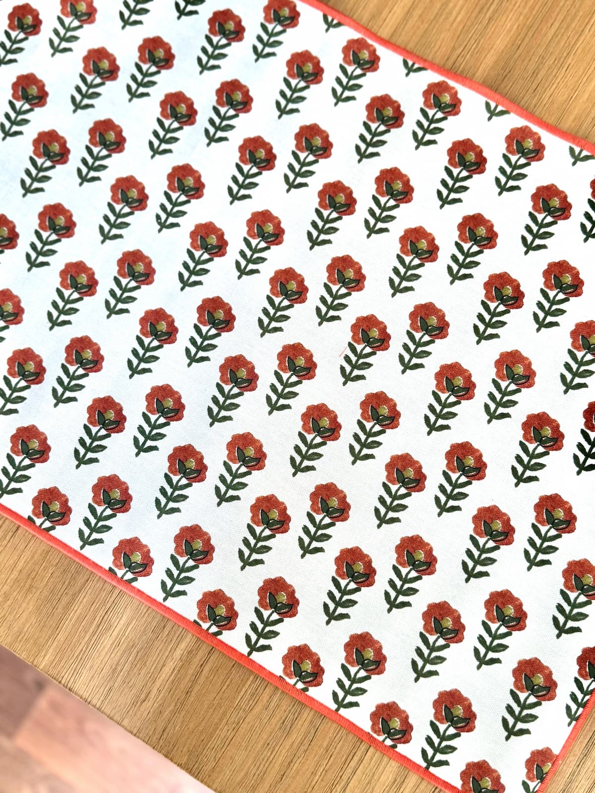 tela resinada antimanchas color oliva y coral a medida