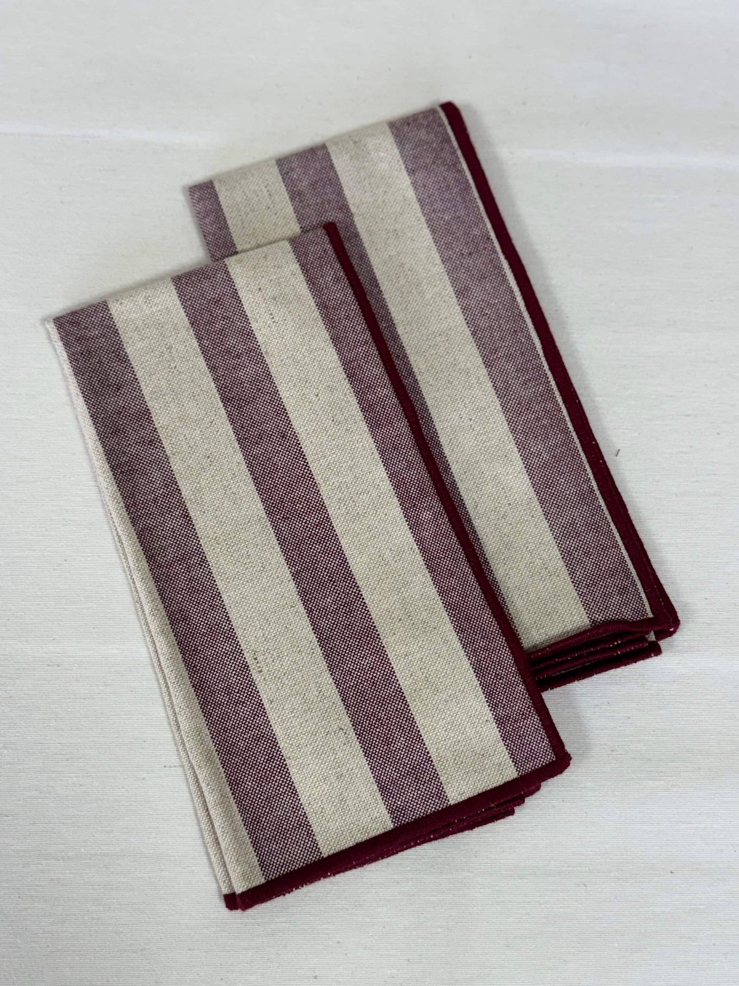 PACK SERVILLETAS RAYAS RUBÍ CON BURDEOS