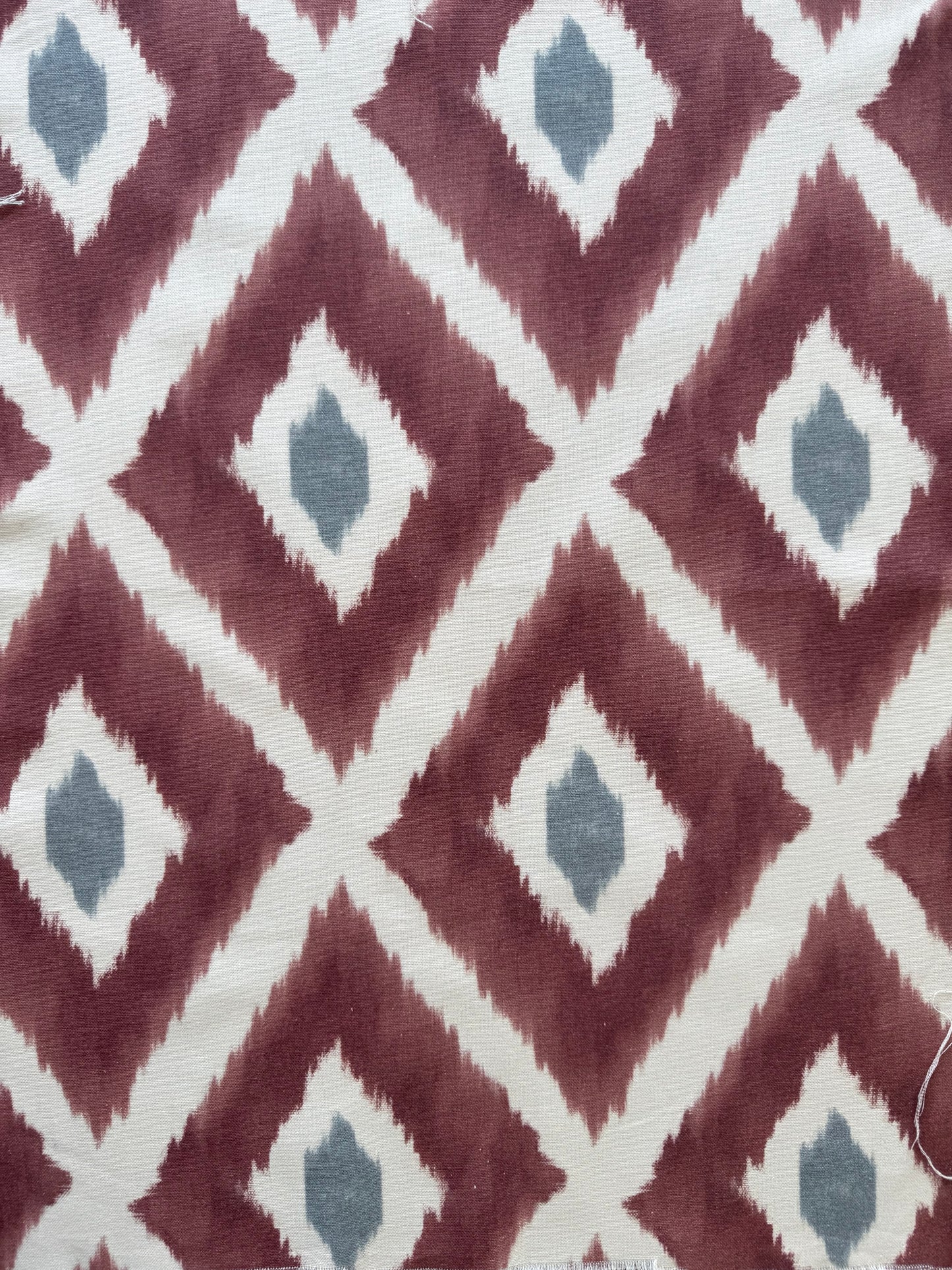 TELA IKAT BURDEOS ALGODÓN