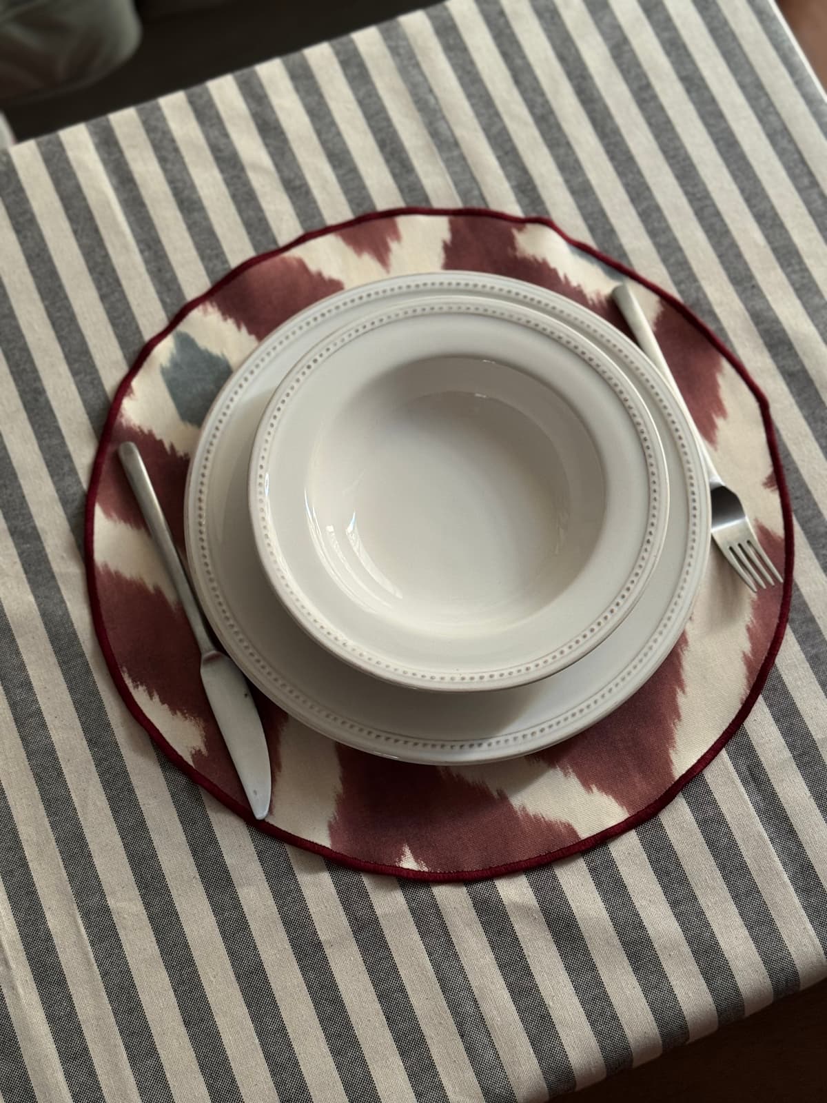 INDIVIDUAL RESINADO IKAT BURDEOS REDONDO