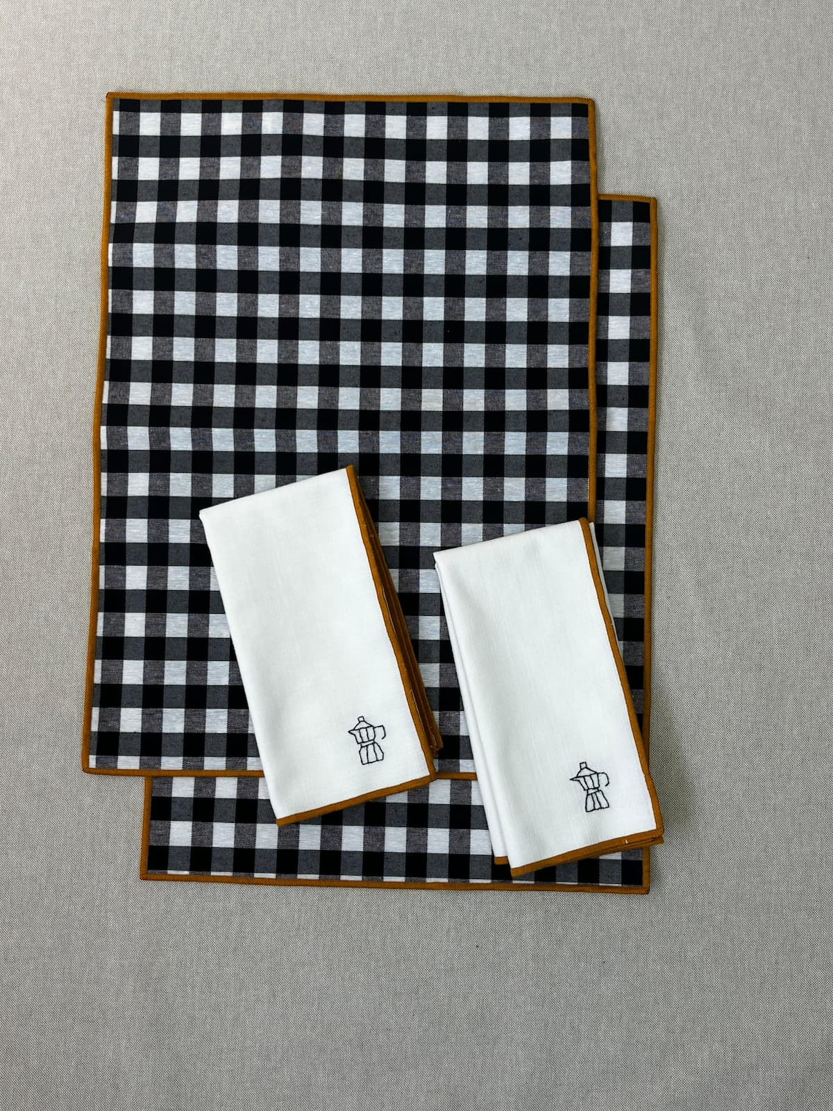 vichy negro con servilletas de tela bordadas